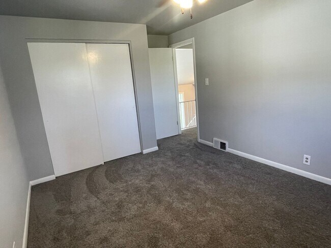 Building Photo - Rochester 3-Bedroom, 1.5 Baths, Entertainm...