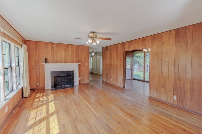 Building Photo - 1150 N Bowie St