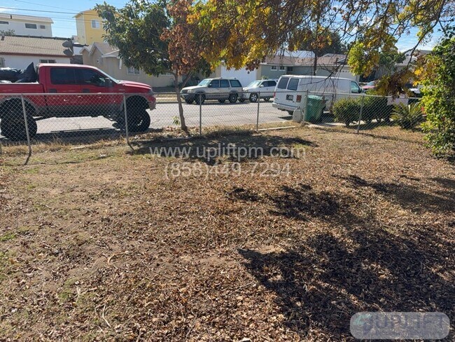 Building Photo - 3-Bedroom, 2-Bathroom w/ Garage + Washer/D...
