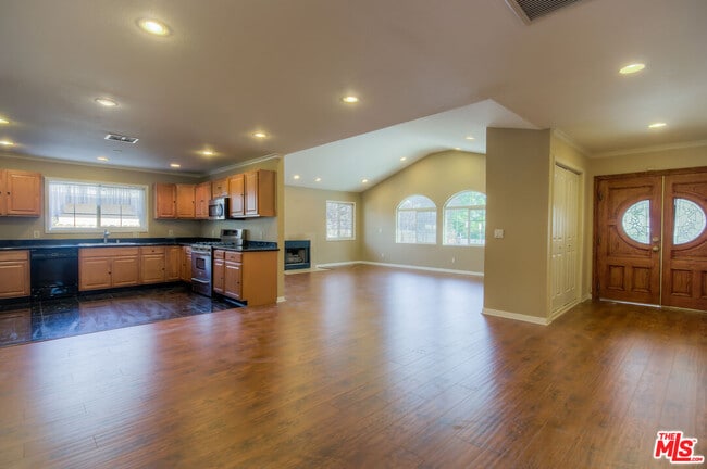 Primary Photo - 5415 Fallbrook Ave