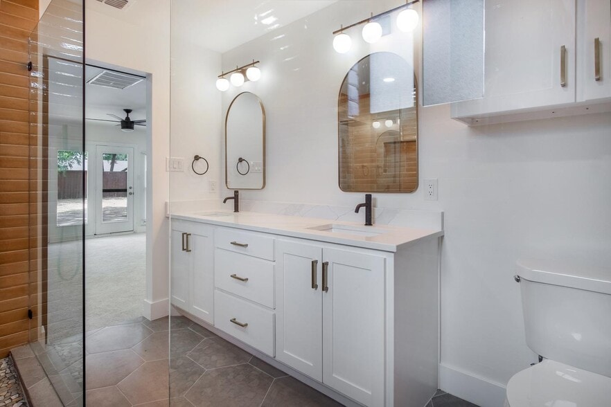 Building Photo - Bright Northwest Dallas home on large quarter-acre lot