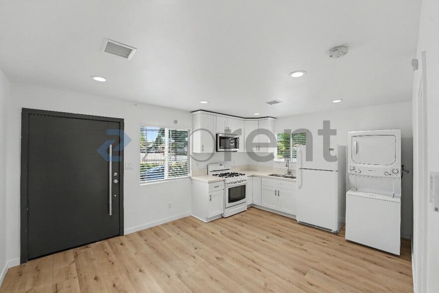 Building Photo - Unit A