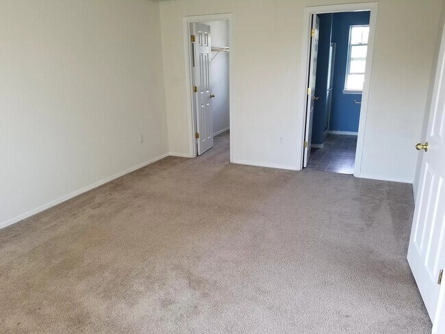 Building Photo - 5386 Burbank St N