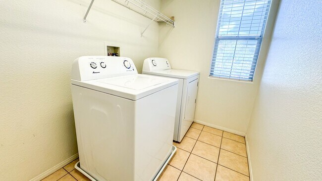 Building Photo - Spacious 3-Bed + Loft & Den | Granite Coun...