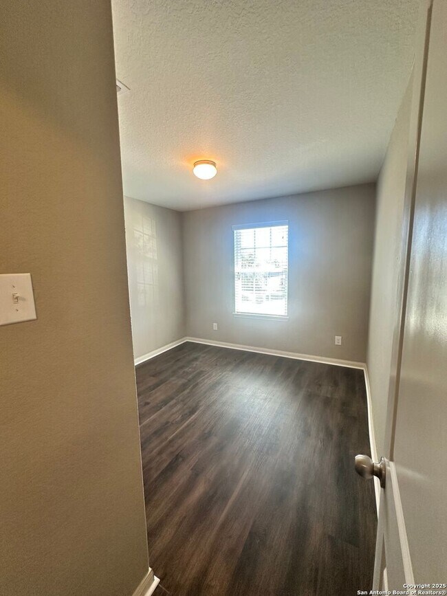 Building Photo - Move in Ready home in Foster Meadows For R...