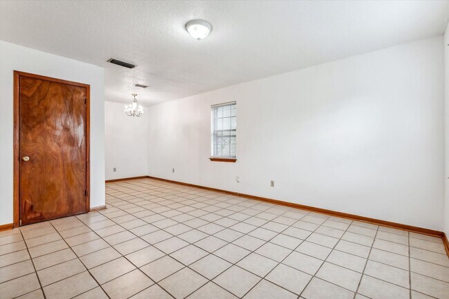 Building Photo - 504 Farnell Ln