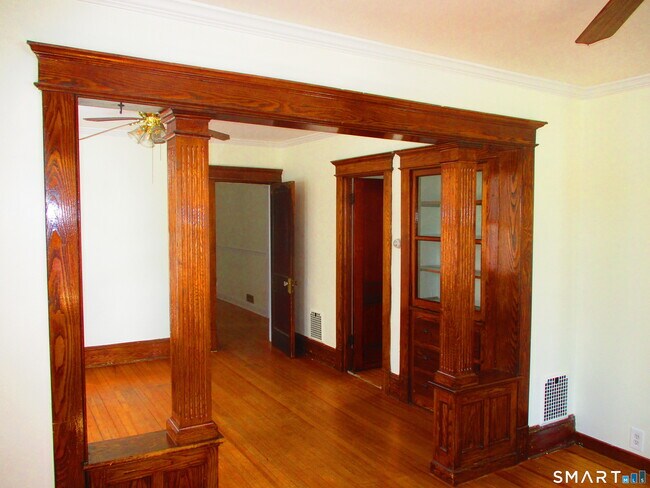 Building Photo - 247 Flax Hill Rd