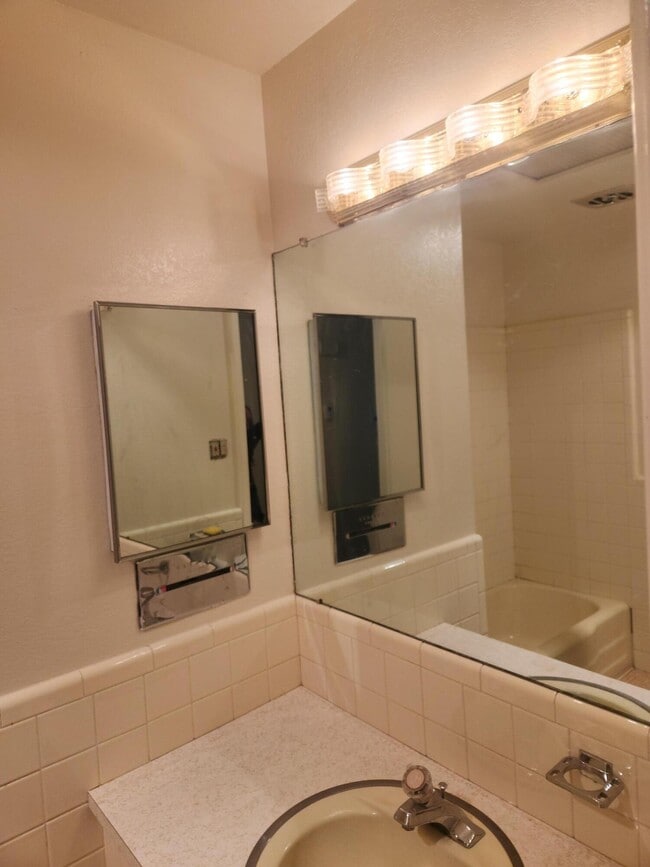 Building Photo - 8509 Bellehaven Pl NE