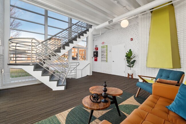 Building Photo - FUNky Building on Kingshwy