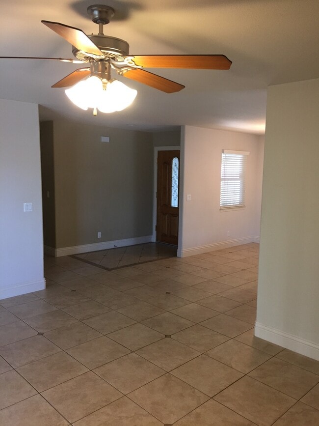 Building Photo - 3 Bedroom 2 Bath Home