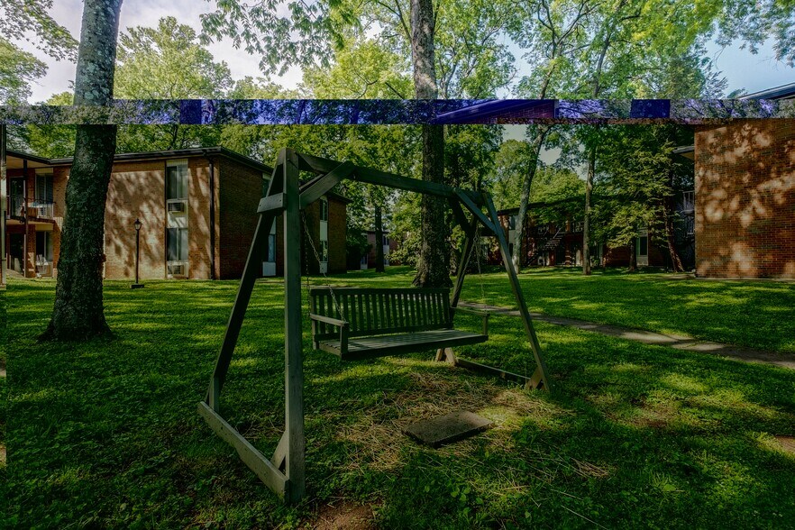 Building Photo - 2601 Hillsboro Pike