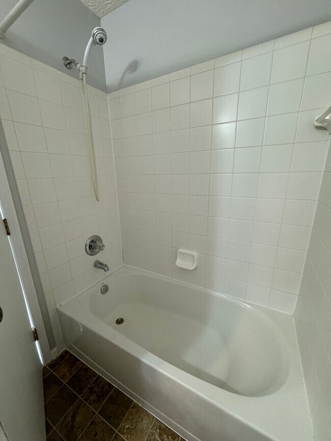 Building Photo - Beautiful 3 Bedrooms Home inside Willows a...