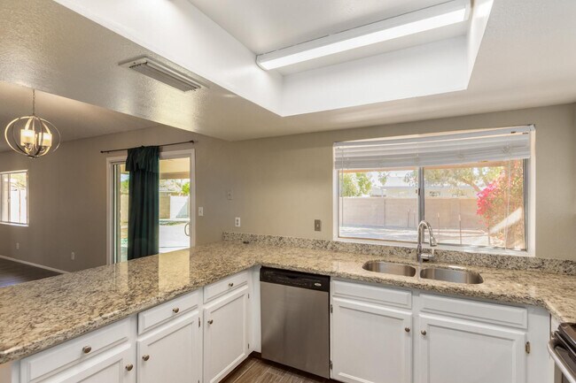 Building Photo - 2113 N Los Altos Dr