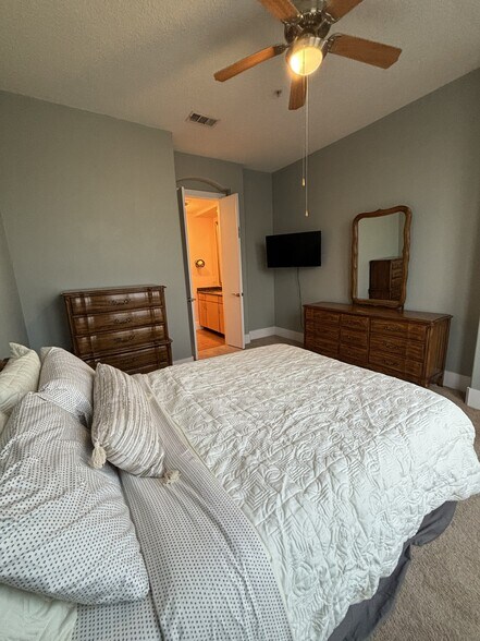 Building Photo - 2600 Hillsboro Pike