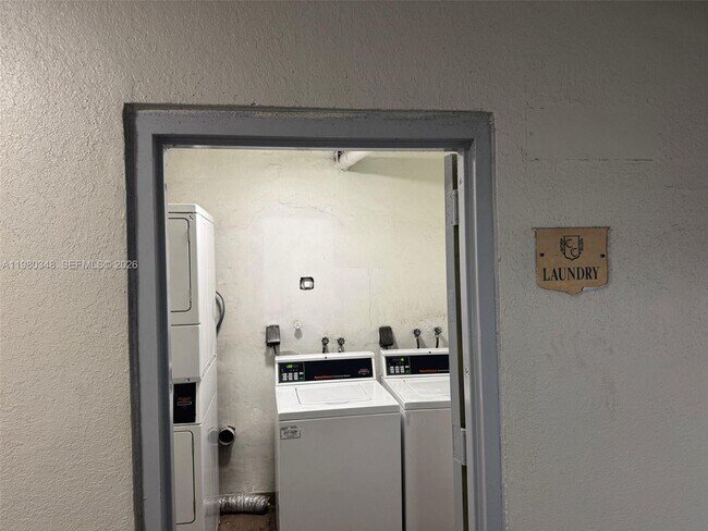 Building Photo - 1805 W 56th St