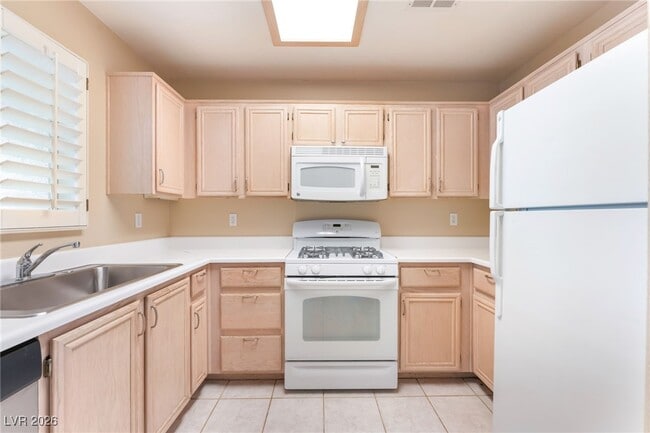 Building Photo - 8028 Desire Dr