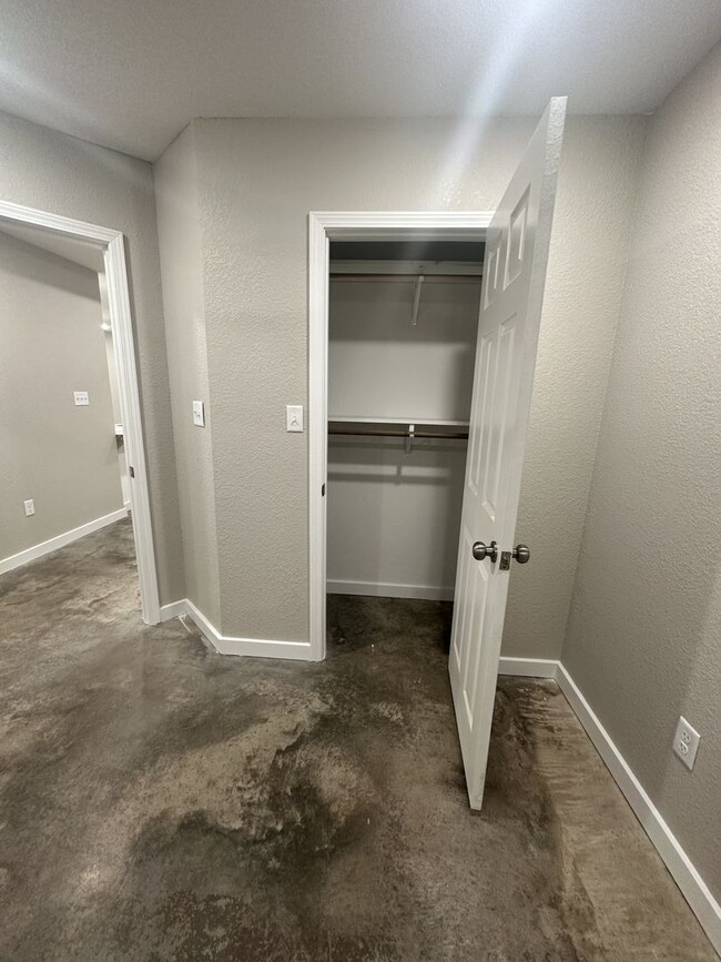 Building Photo - 3 BED 2 BATH HOUSE ON AN ACRE OF LAND! Pet...