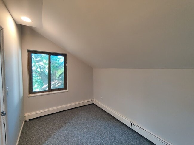 Building Photo - PRIVATE, COZY 2-3 BDRM 1.5 BATH HOME W/ HU...