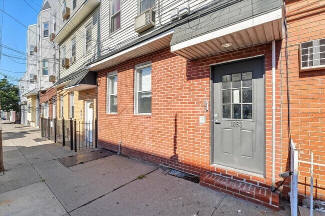 Building Photo - 1053 Summit Ave
