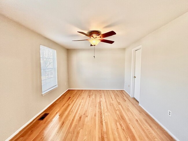 Building Photo - Spacious and bright 3BR/2.5BA townhouse wi...