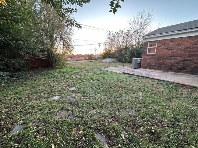 Building Photo - 116 W Rose Dr