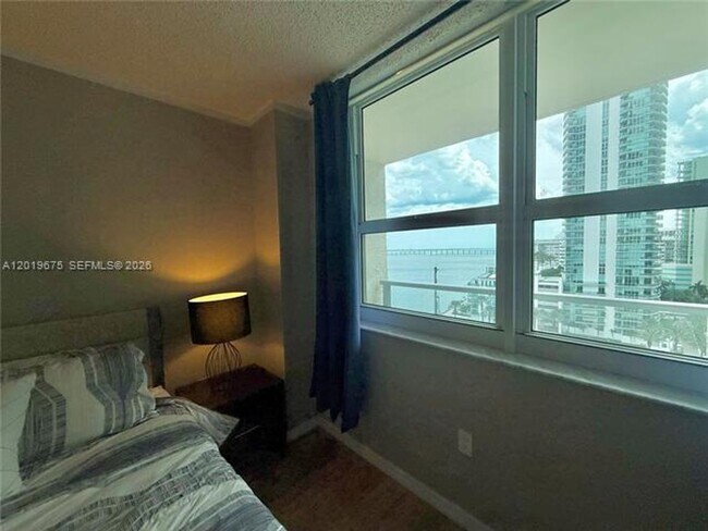 Building Photo - 1155 Brickell Bay Dr