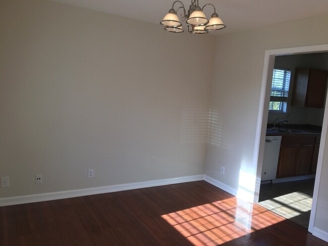 Building Photo - 4 Bedroom 2 bath home off Bell Rd Available !