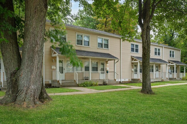 Building Photo - 3 Bedroom Townhouse in Midland, PA!! Apply...