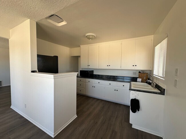 Building Photo - Newly Remodeled 2 bed 1 bath home!
