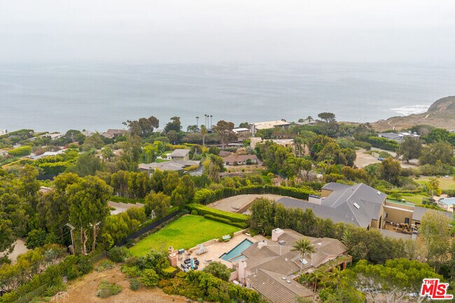 Building Photo - 7122 Dume Dr
