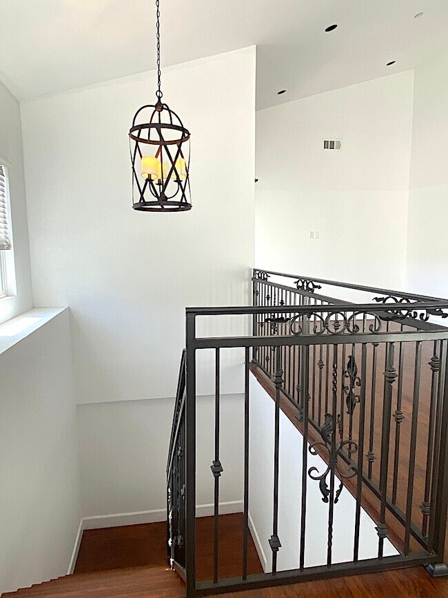 Building Photo - 4861 Mascot St