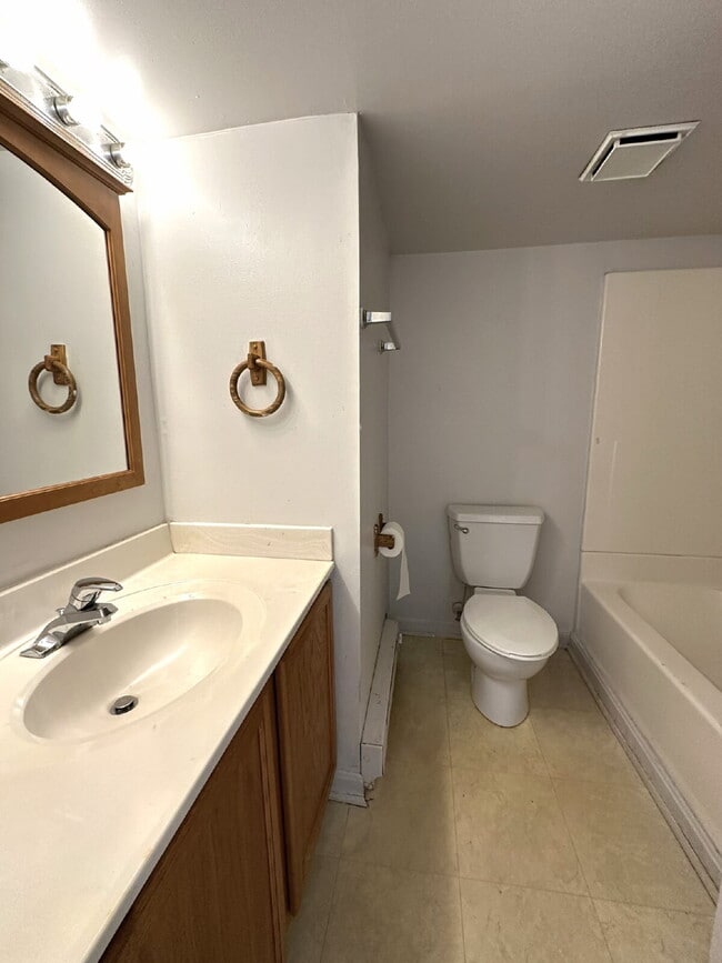 Building Photo - LEASE PENDING! Top Floor Apartment in Down...
