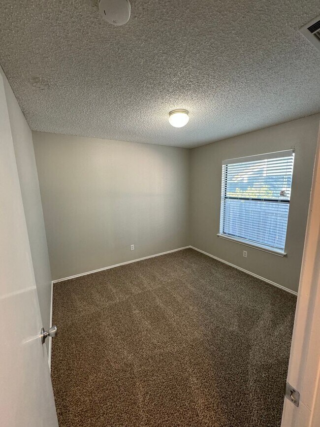 Building Photo - NICE 3 BEDROOM HOME WALKING DISTANCE TO THE NORTHERN HILLS GOLF COURSE!  FIREPLACE IN LIVING*STOV...