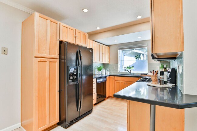 Building Photo - Talmadge : spacious 2 bed, 2 ba top floor condo