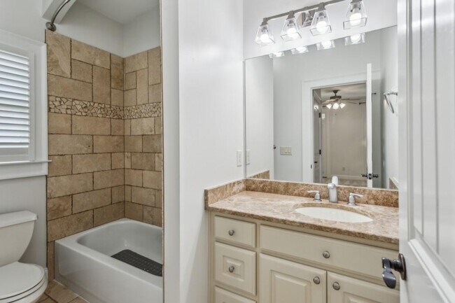 Building Photo - 1363 Sylvan Cir NE