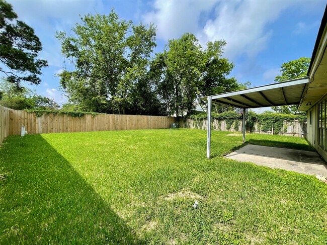 Building Photo - 6310 Star Lake Dr