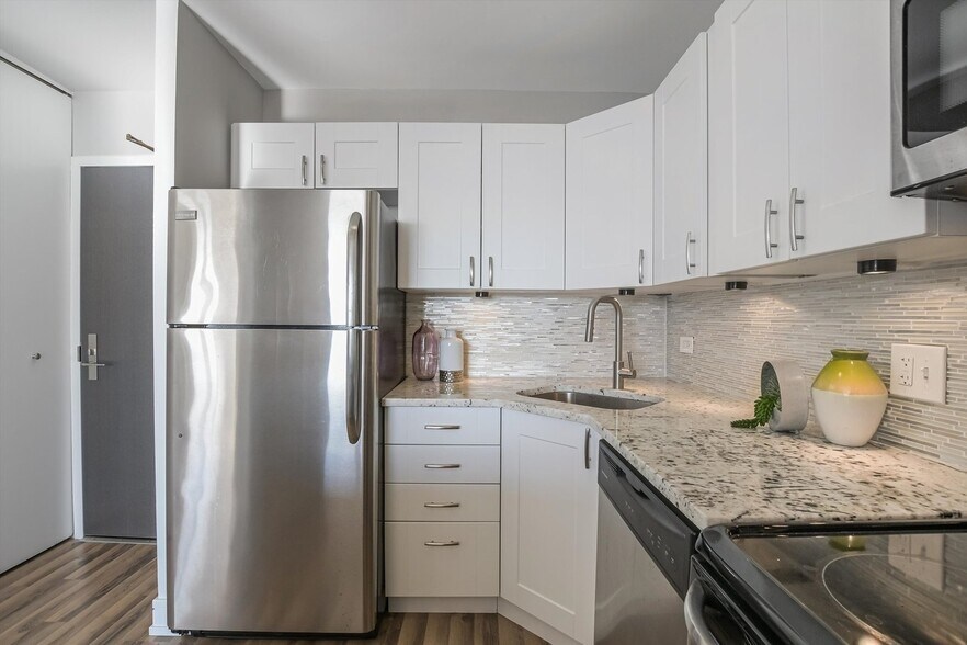 Building Photo - 3930 N Pine Grove Ave