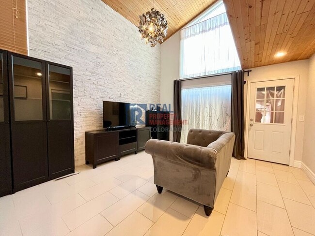 Building Photo - 1529 S Sable Blvd