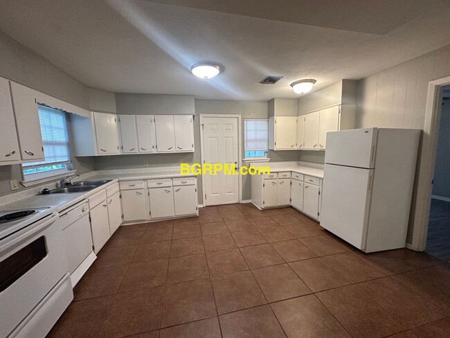 Building Photo - 3 BD, 1 1/2 BA, Home in Jacksonville