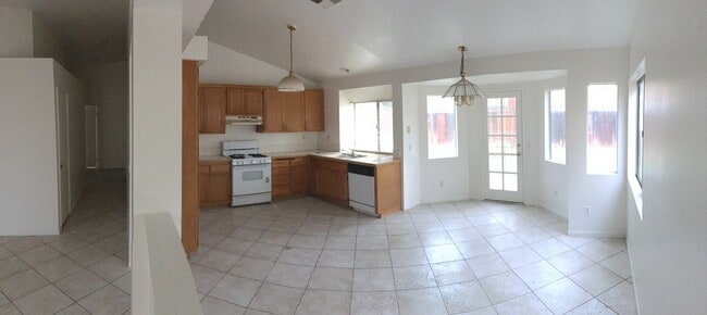 Building Photo - 3 Bedroom / 2 Bathroom Home in Perris