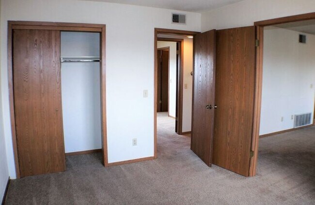 Building Photo - $1100 | 2 Bedroom, 1 Bathroom Condo | Cat ...