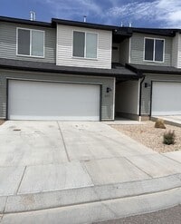 Building Photo - Beautifully Furnished 4 bedroom 2.5 Bath!