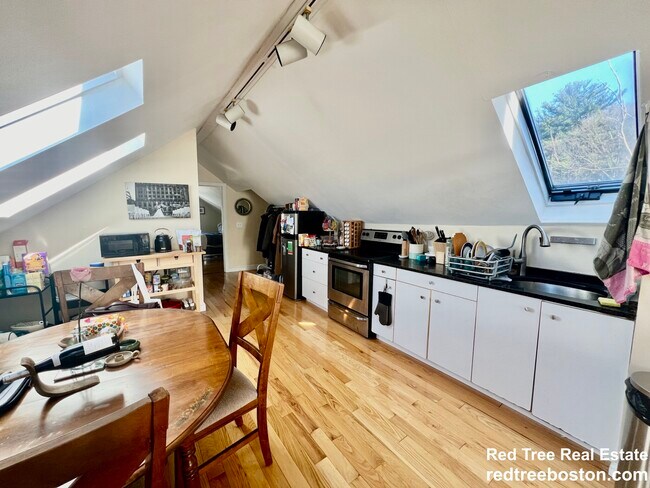 Building Photo - 69 Woodlawn St