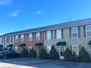 Building Photo - 2 Bed/1.5 Bath townhouse in Gray $1350 near shopping, restaurants, 1-26 and TRI-Cities Airport