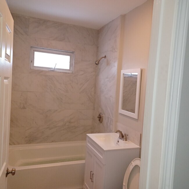 Building Photo - 117 Swan St