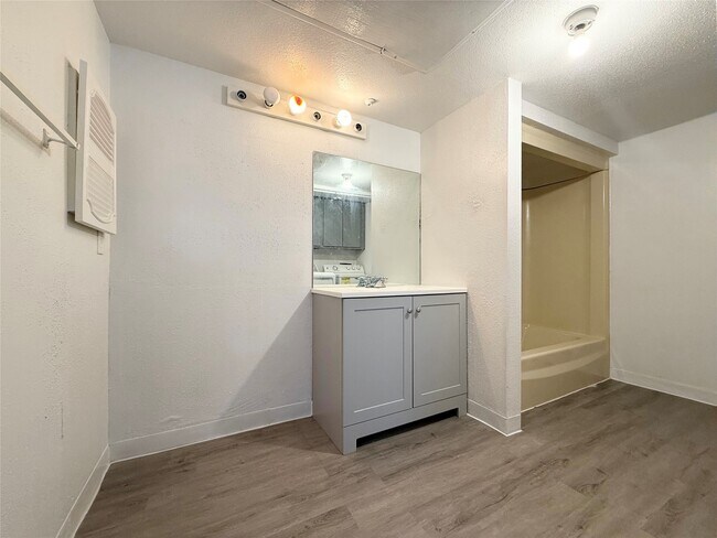 Building Photo - 2822 S Bartell Dr