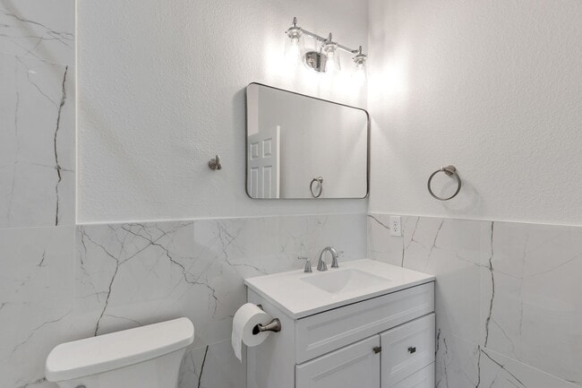 Building Photo - Huge house remodeled and close to ASU.  Pool and Turf in the yard