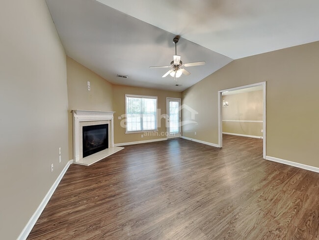 Building Photo - 1956 Longburn Dr