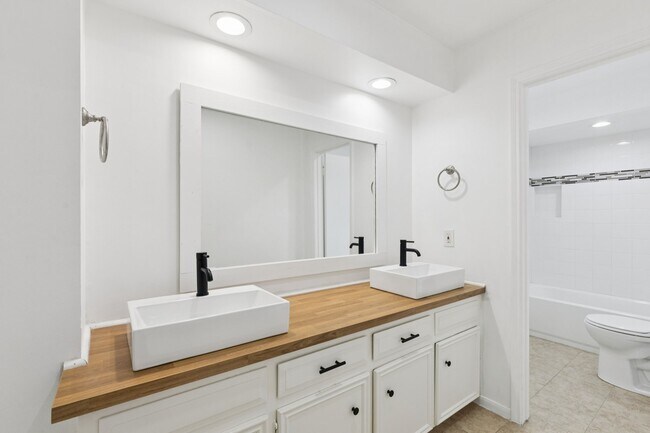 Building Photo - 2114 Briarview Dr