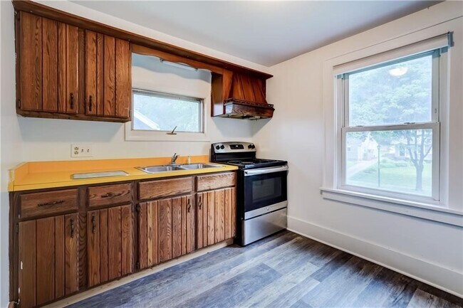 Building Photo - 45 Roseview Ave